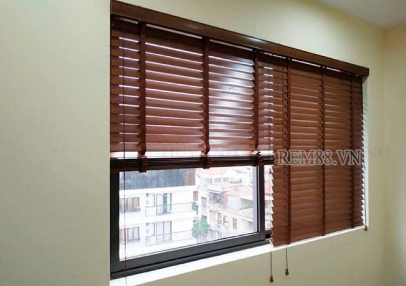 Cách kéo rèm gỗ đúng cách để kéo dài tuổi thọ